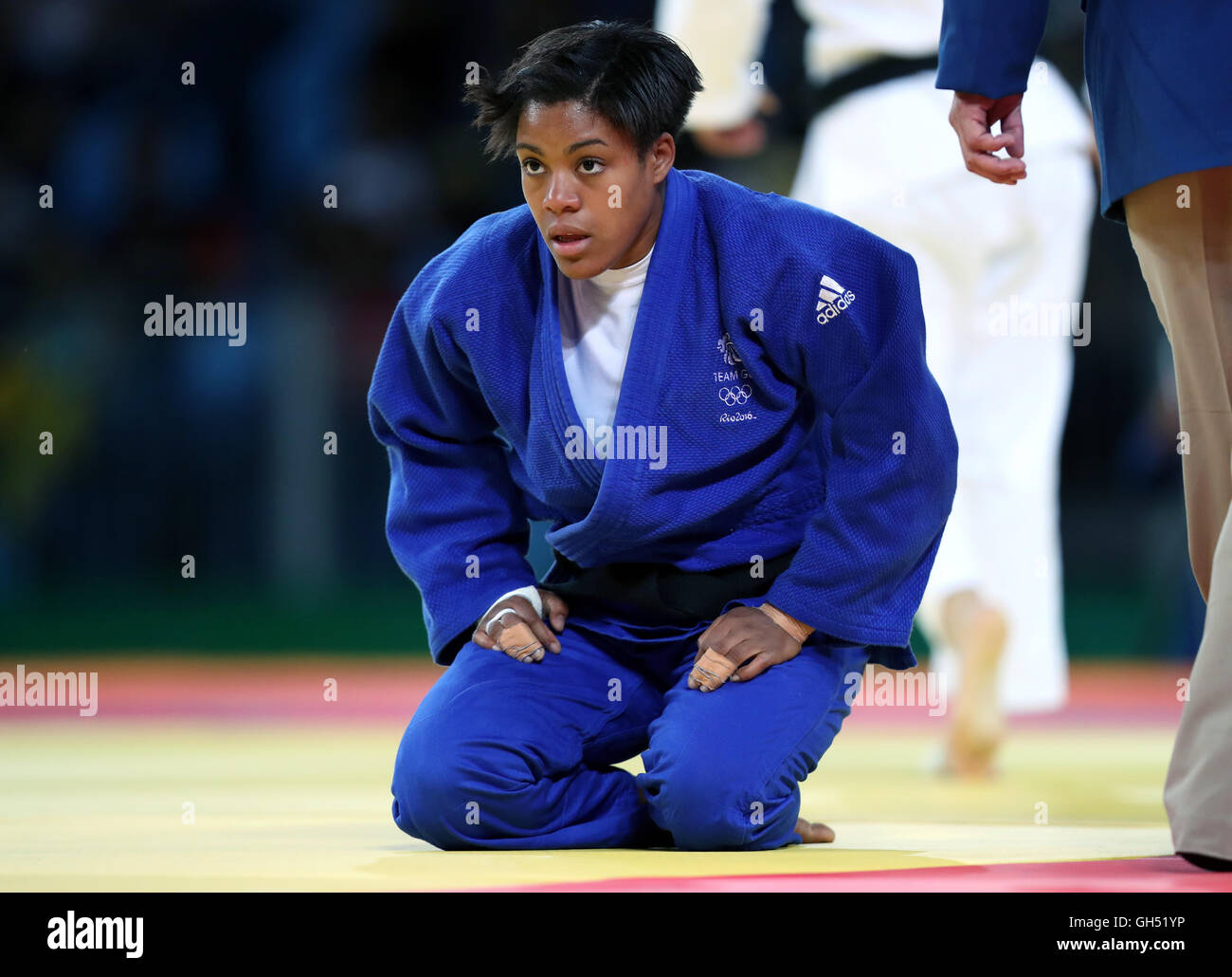 Gran Bretagna Nekoda Smythe-Davis seguendo il suo bout contro Automne Pavia nelle donne -57 kg Giro di eliminazione del 16 presso il Carioca Arena 2 il terzo giorno del Rio Giochi olimpici, Brasile. Foto Stock