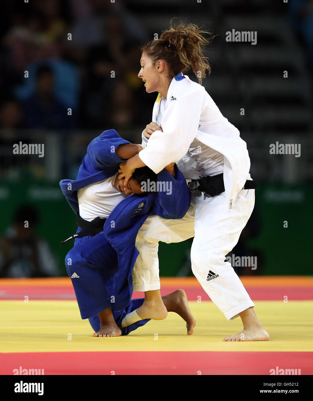 Gran Bretagna Nekoda Smythe-Davis durante il suo bout contro Automne Pavia nelle donne -57 kg Giro di eliminazione del 16 presso il Carioca Arena 2 il terzo giorno del Rio Giochi olimpici, Brasile. Foto Stock