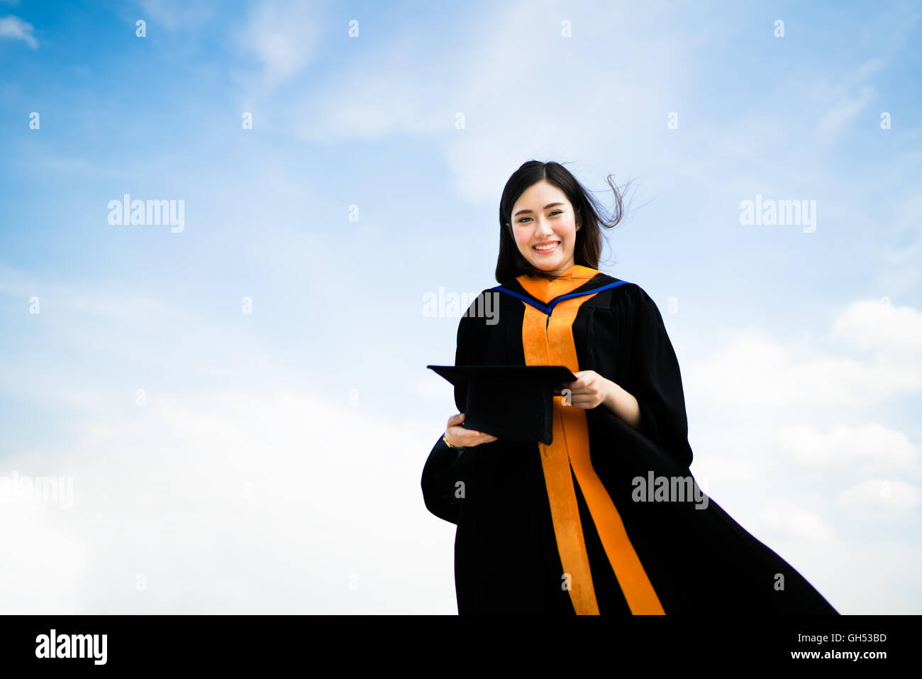 Bella asiatica università o college studente laureato donna sorridente nella graduazione abito accademico su camice, di educazione o di successo Foto Stock