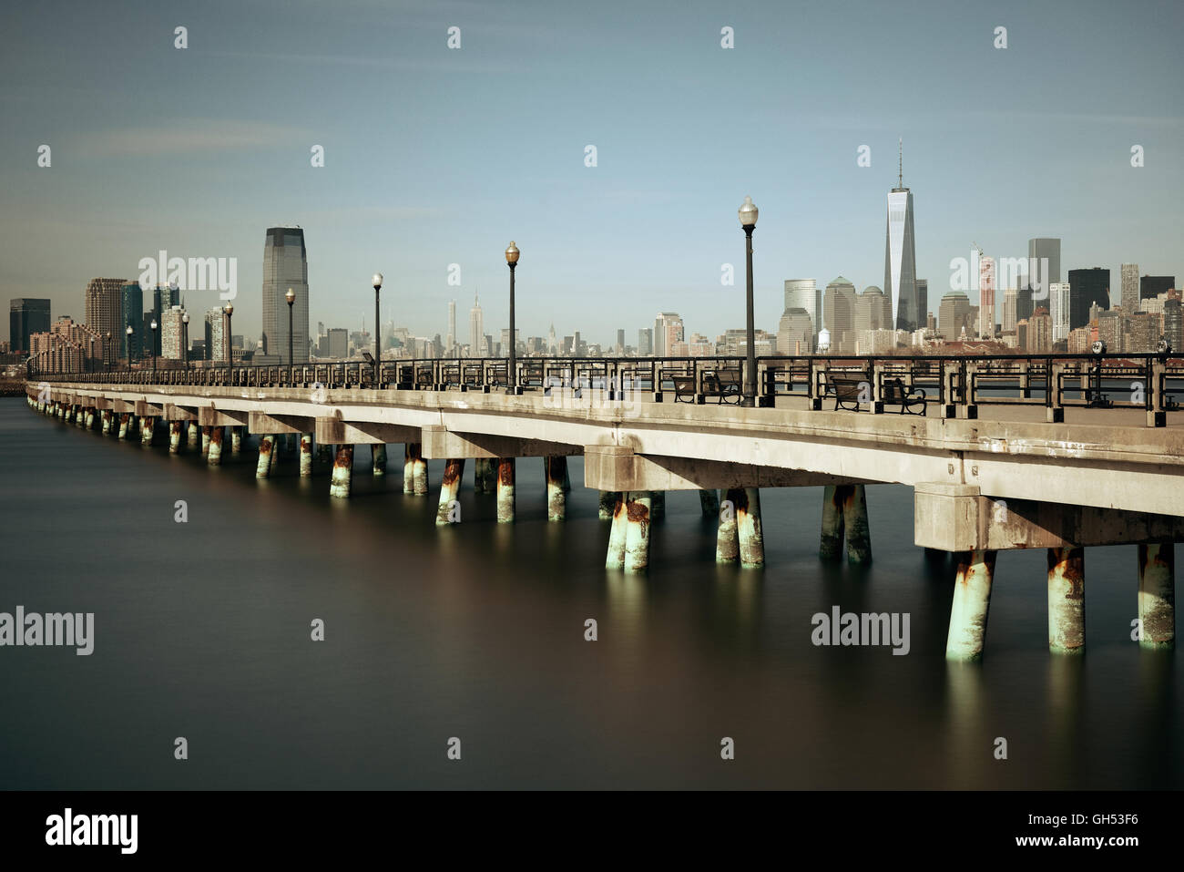 Manhattan skyline del centro e ponte con grattacieli di New York City. Foto Stock