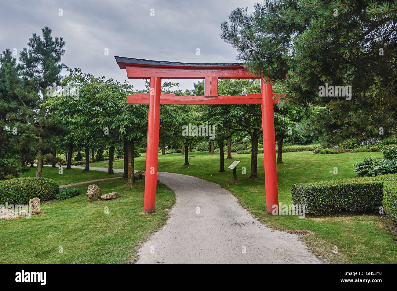Immagine di un torii, una tradizionale porta giapponese più comunemente trovati all'ingresso o all'interno di un santuario shintoista. Foto Stock