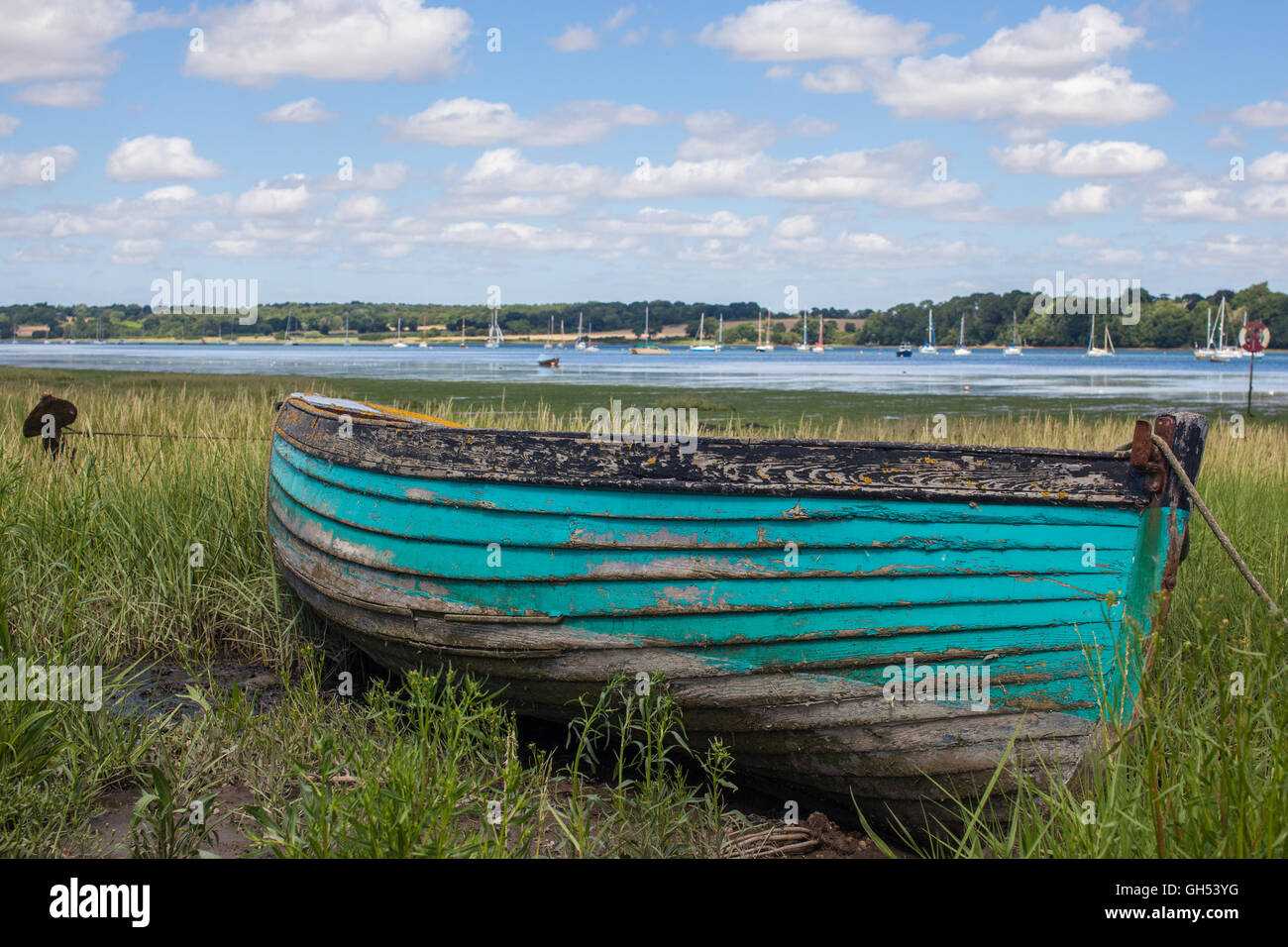Piccola barca in reed sulla banca del fiume Foto Stock