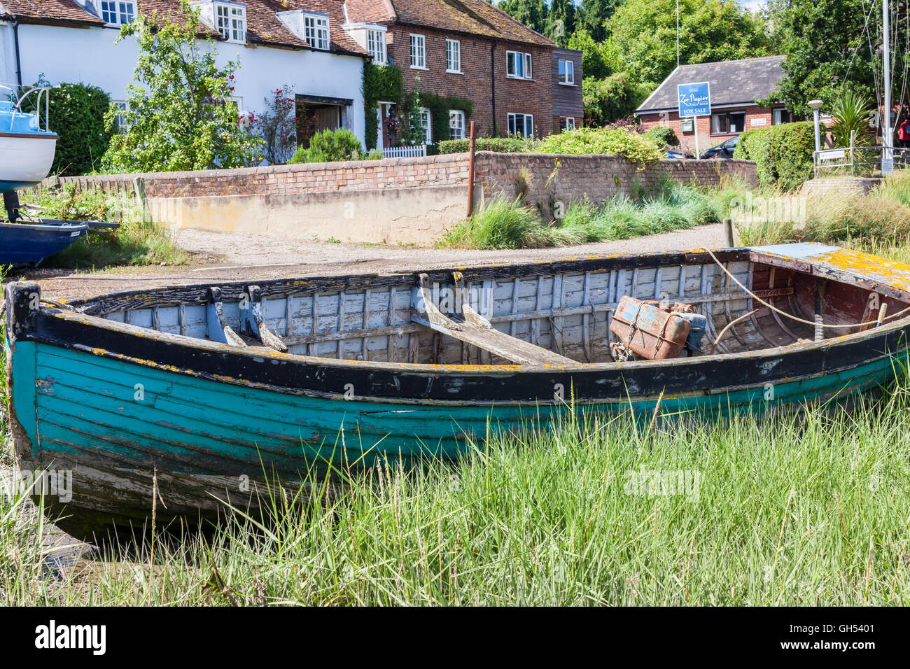 Piccola barca in reed sulla banca del fiume Foto Stock