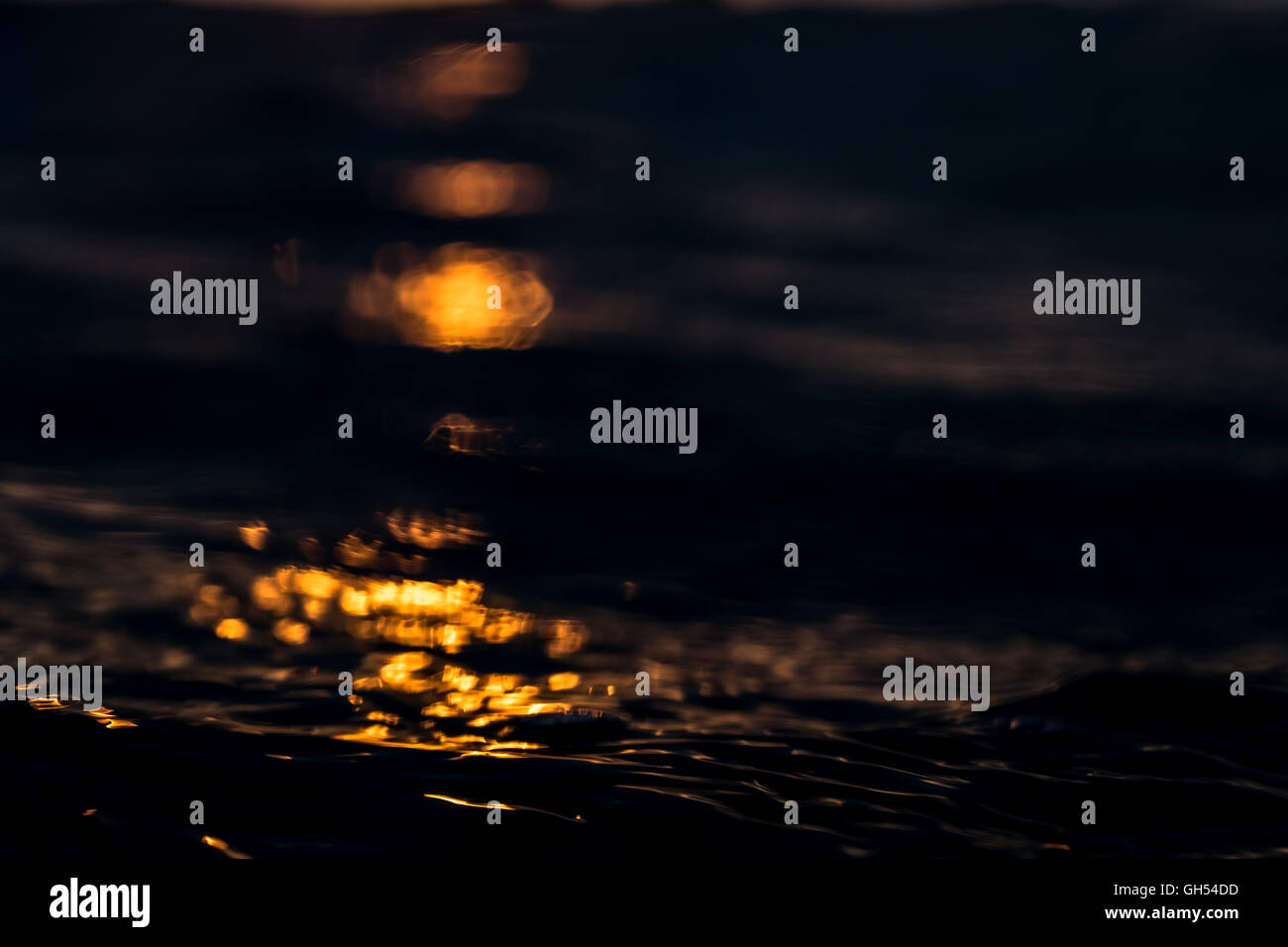 La riflessione del tramonto sulla superficie oceanica Foto Stock