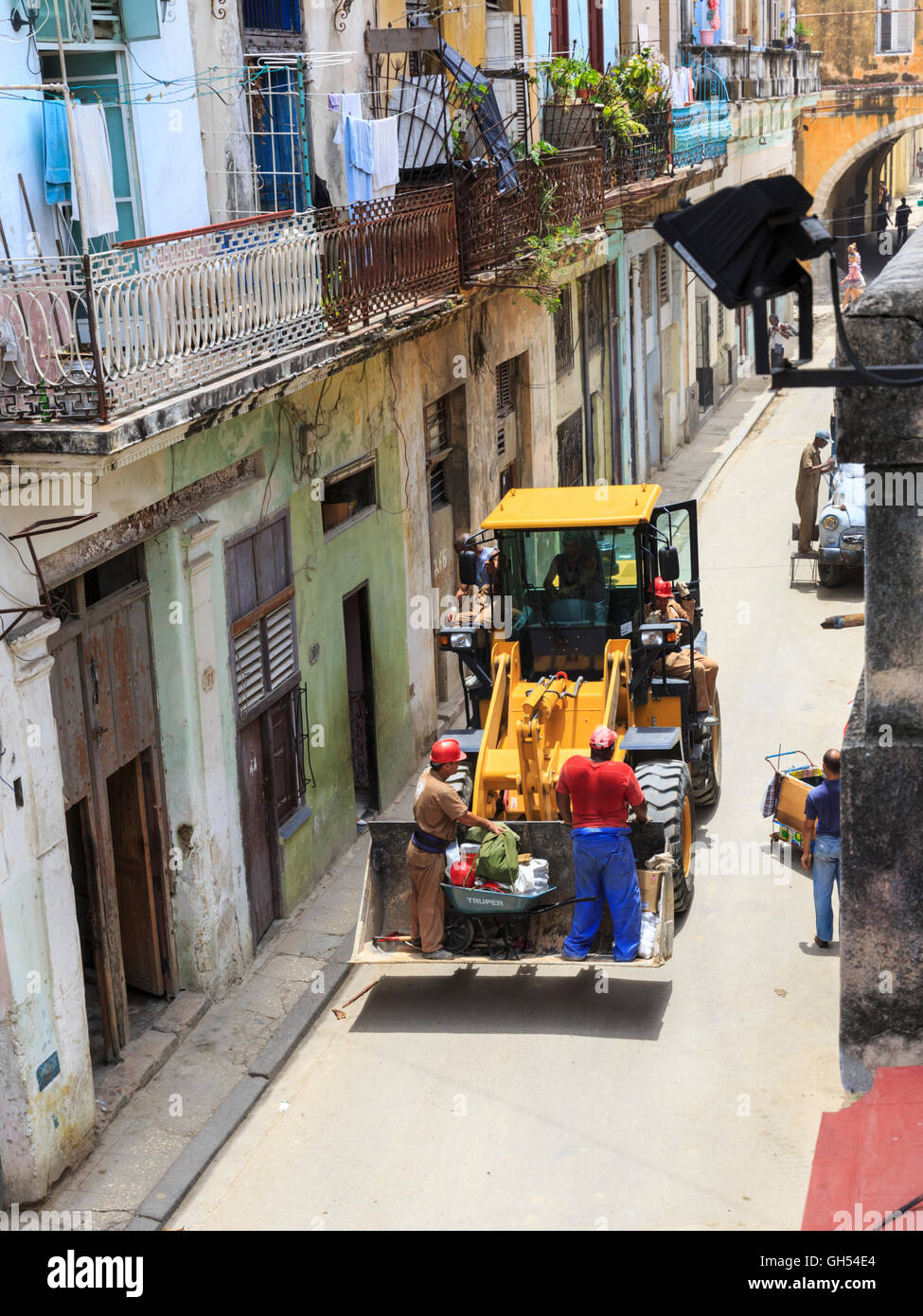 Costruzione carrello caricatore con i lavoratori la navigazione le stradine della vecchia Havana, Cuba Foto Stock