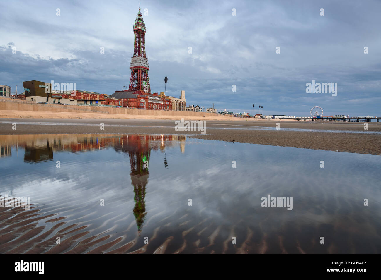 La riflessione della torre di Blackpool nello stagno di acqua sulla spiaggia. Foto Stock