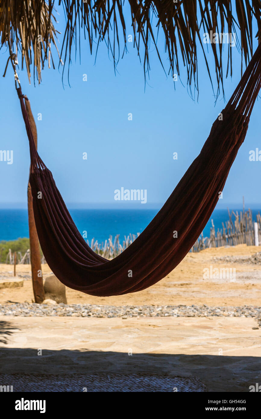 Svuotare amaca in una giornata di sole in spiaggia Foto Stock