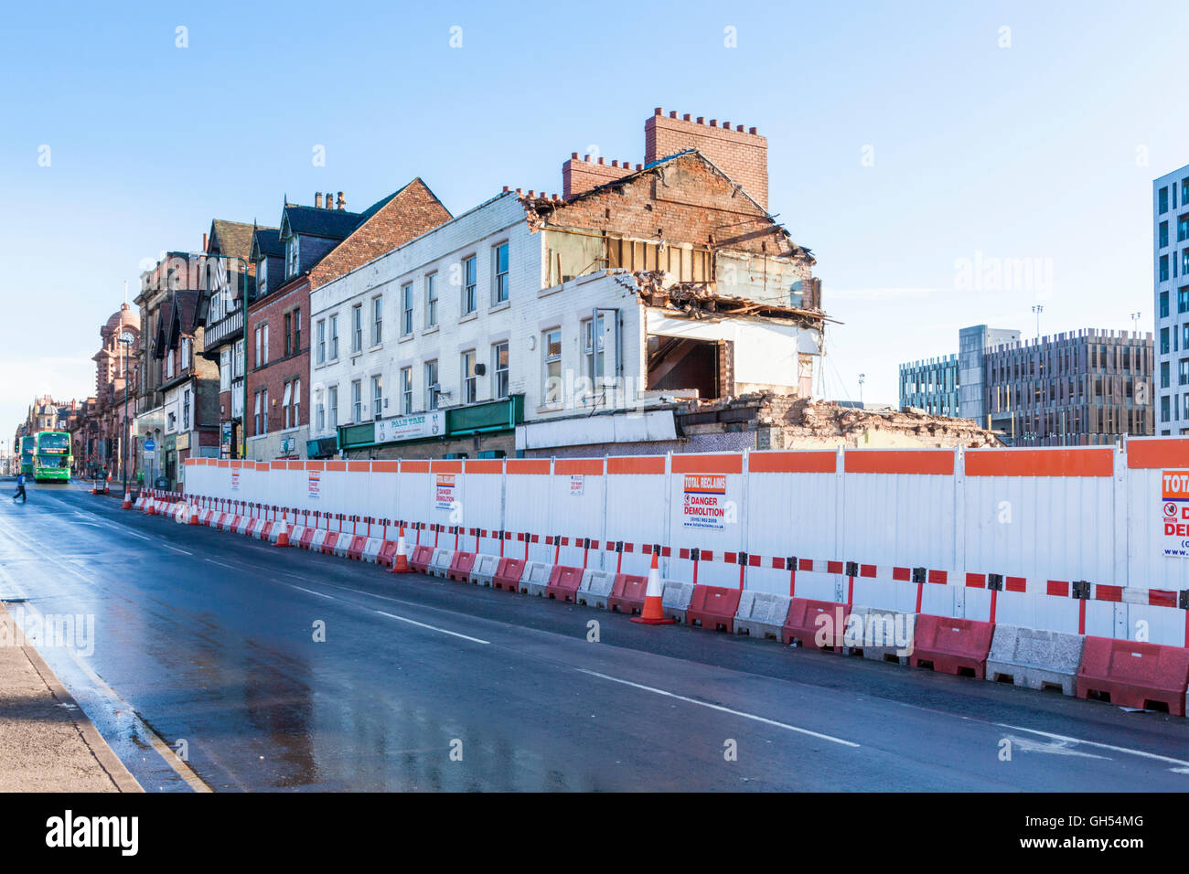 Costruzione di opere di demolizione. Edifici demoliti come parte della rigenerazione e ricostruzione della città, Nottingham, Inghilterra, Regno Unito Foto Stock