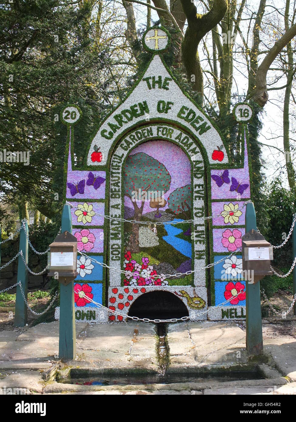 Il 2016 ben medicazione raffigurante il "giardino di Eden" presso la città ben, Tissington, Derbyshire. Foto Stock