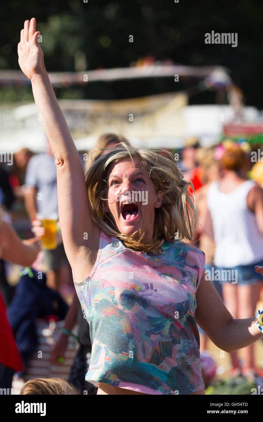 Un festival eccitato goer a Camp Bestival in Dorset Luglio 2016 Foto Stock