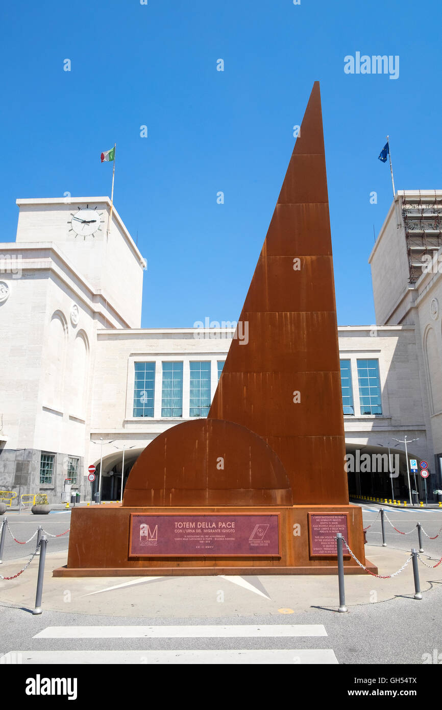 ' Totem Della Pace ' Totem della pace è situato al di fuori del terminal passeggeri la costruzione presso il porto di Napoli, Italia Foto Stock