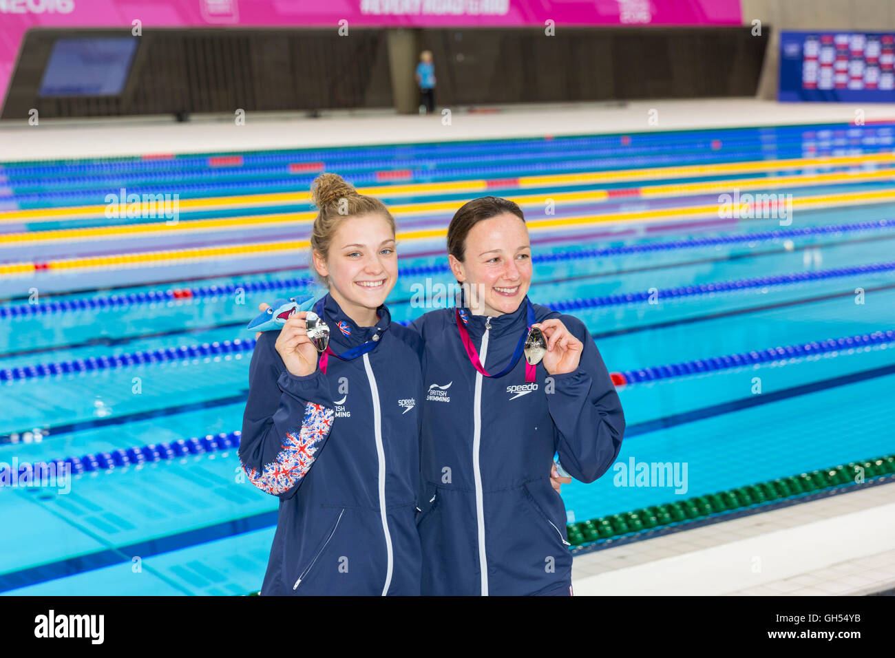 GB British Divers Rebecca Gallantree e Alicia Blagg, Synchro 3m Springboard Final, medaglia di presentazione, European Diving Championships 2016, Londra Foto Stock