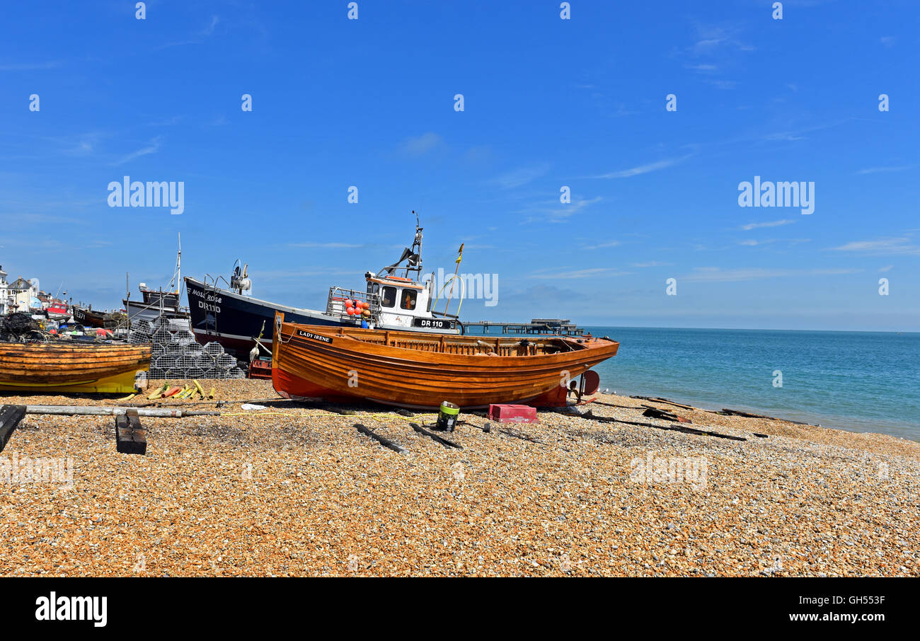 Barche da pesca ormeggiate sulla spiaggia di ciottoli a trattare, nel Canale della Manica, nel Kent su una bella British summer day. Foto Stock
