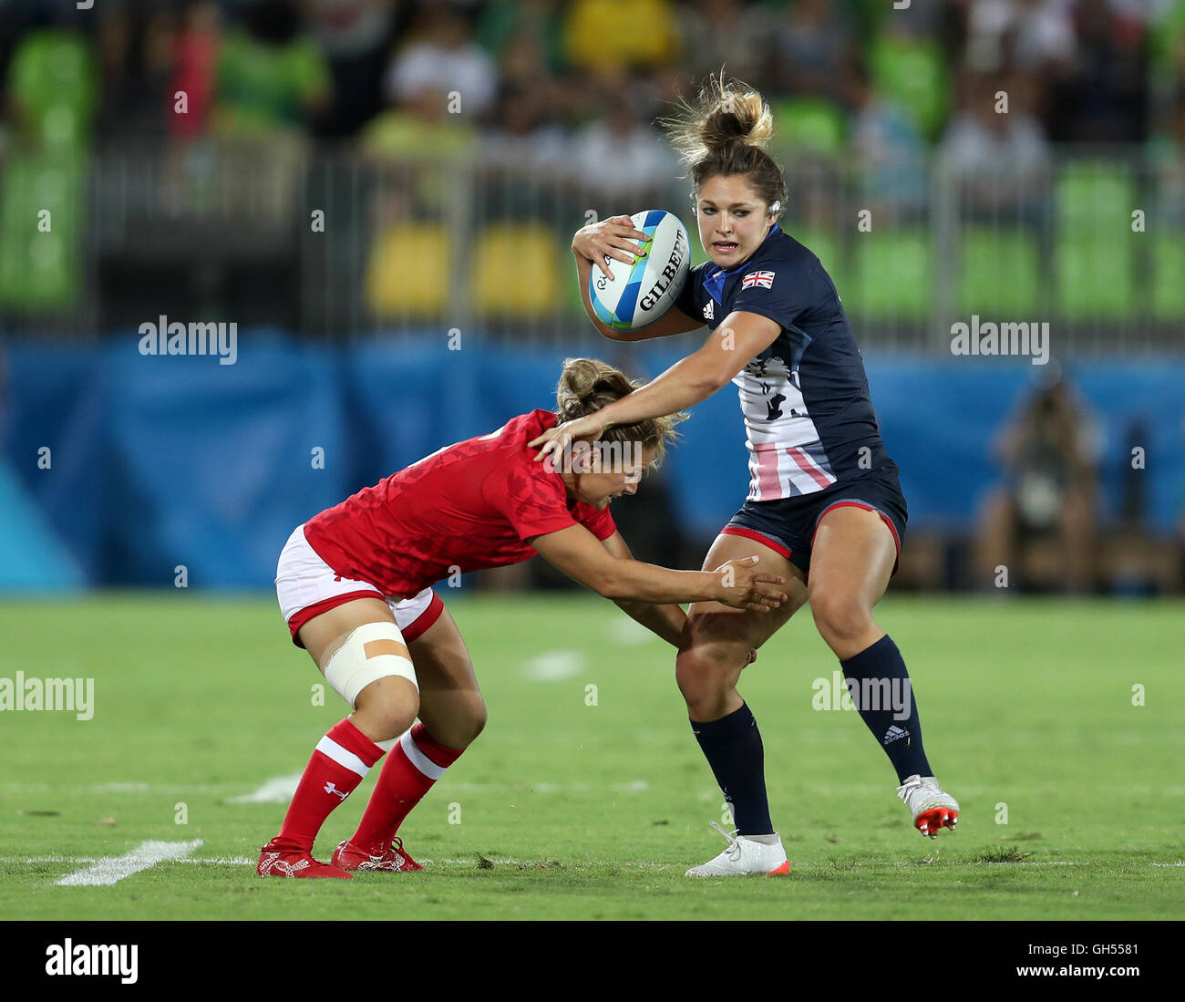 Gran Bretagna Amy Wilson-Hardy in azione durante le partite di rugby sevens medaglia di bronzo corrispondono all'Deodoro Stadium il terzo giorno del Rio Giochi Olimpici, Brasile. Foto Stock