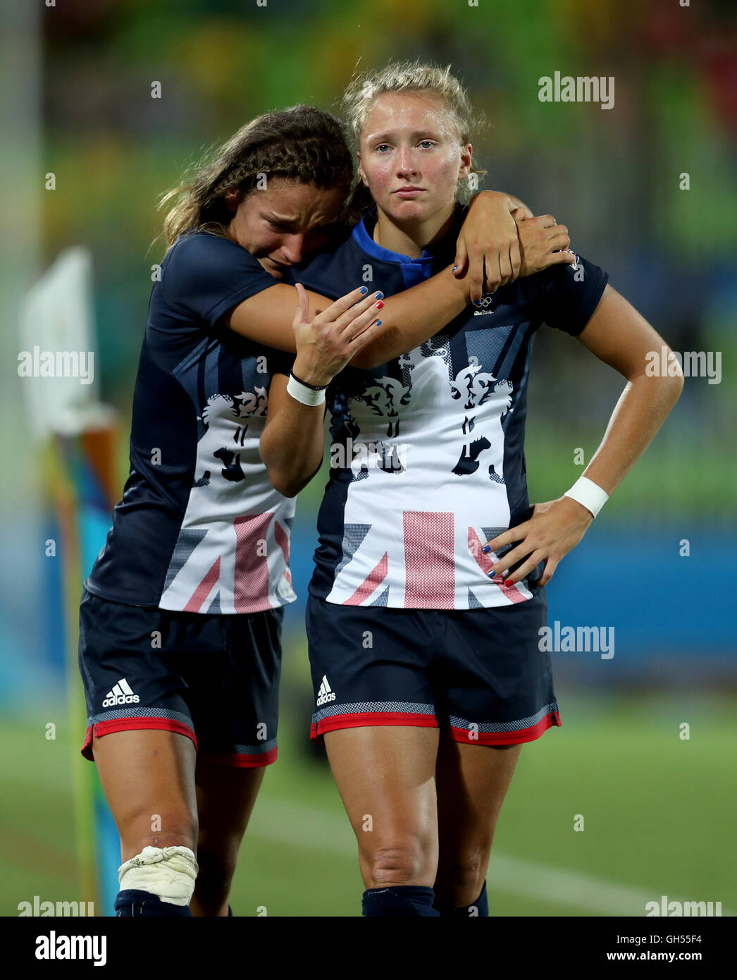 Gran Bretagna Jasmine Joyce (sinistra) e Emily Scott sguardo sconsolato dopo aver perso il Rugby Sevens medaglia di bronzo corrispondono all'Deodoro Stadium il terzo giorno del Rio Giochi Olimpici, Brasile. Foto Stock
