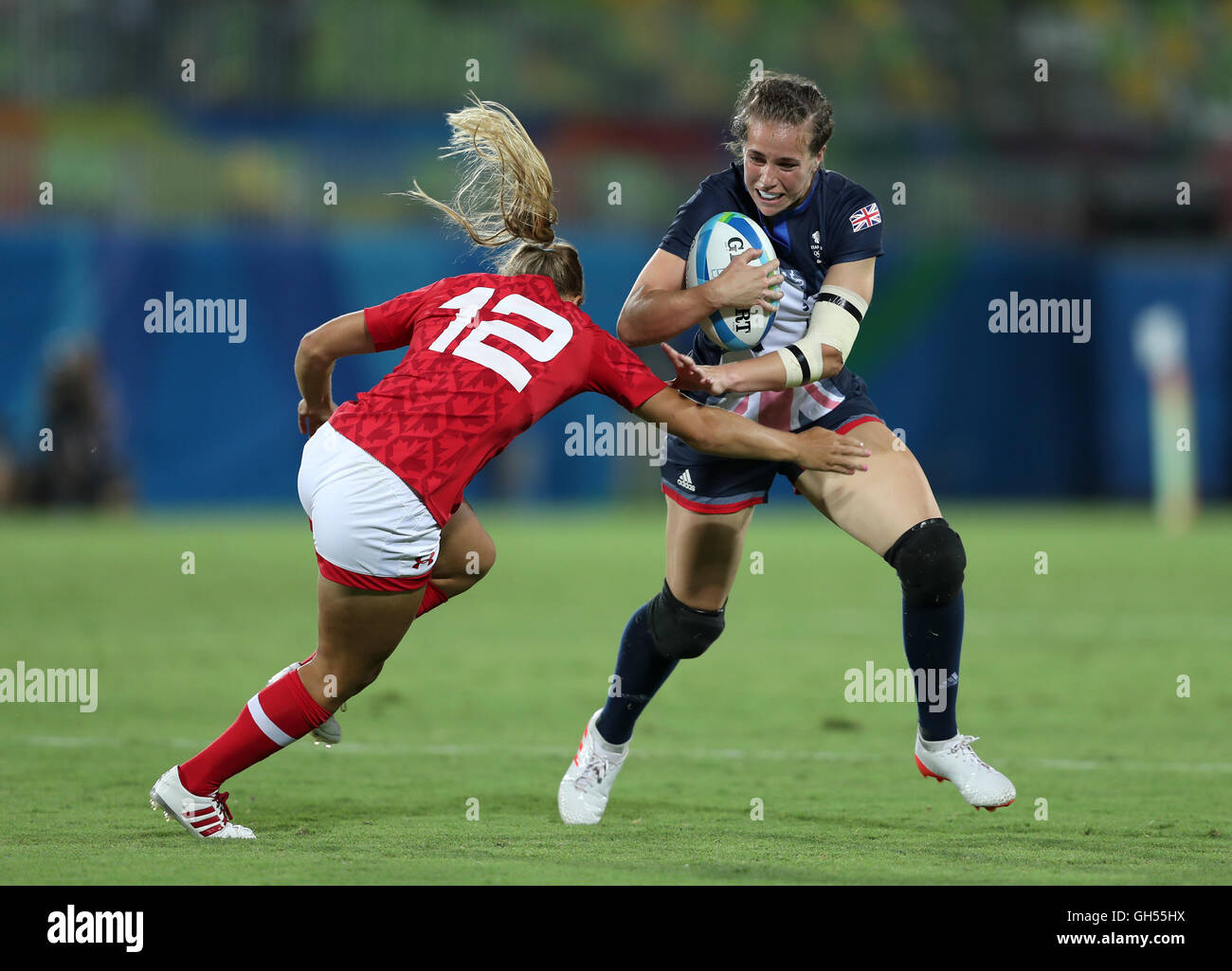 La Gran Bretagna è Emily Scarratt è affrontato nel corso del rugby sevens medaglia di bronzo corrispondono all'Deodoro Stadium il terzo giorno del Rio Giochi Olimpici, Brasile. Foto Stock
