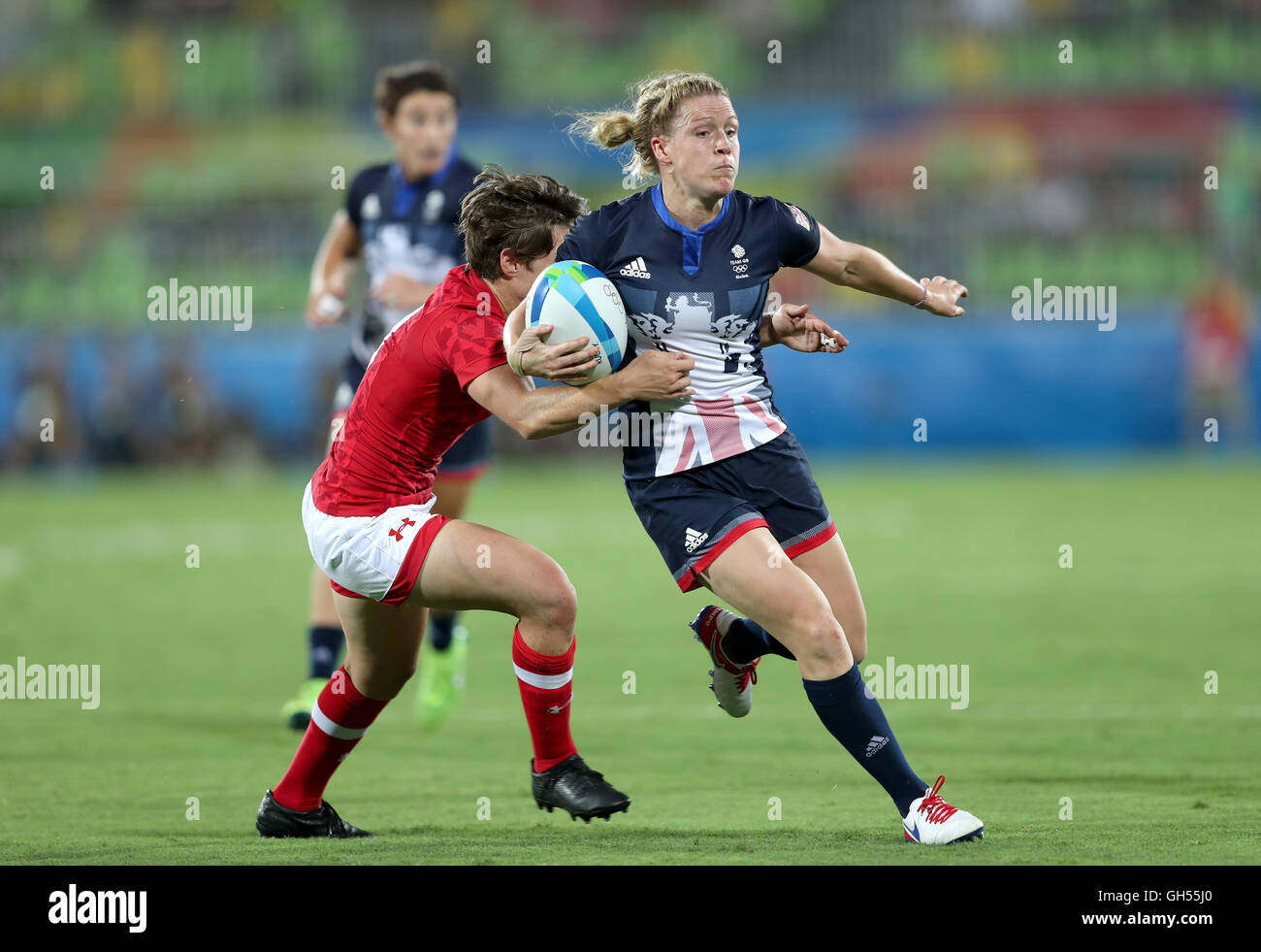 Gran Bretagna Danielle Waterman è affrontato nel corso del rugby sevens medaglia di bronzo corrispondono all'Deodoro Stadium il terzo giorno del Rio Giochi Olimpici, Brasile. Foto Stock