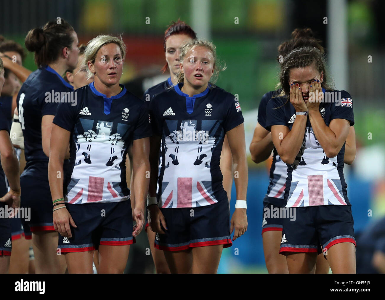 In Gran Bretagna i giocatori di sguardo sconsolato dopo aver perso il Rugby Sevens medaglia di bronzo corrispondono all'Deodoro Stadium il terzo giorno del Rio Giochi Olimpici, Brasile. Foto Stock