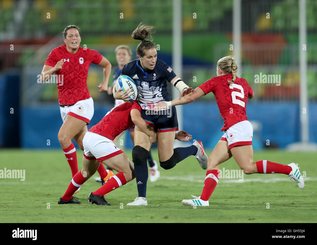 La Gran Bretagna è Emily Scarratt (centro) palms-off del Canada Kayla Moleschi durante il Rugby Sevens medaglia di bronzo corrispondono all'Deodoro Stadium il terzo giorno del Rio Giochi Olimpici, Brasile. Foto Stock