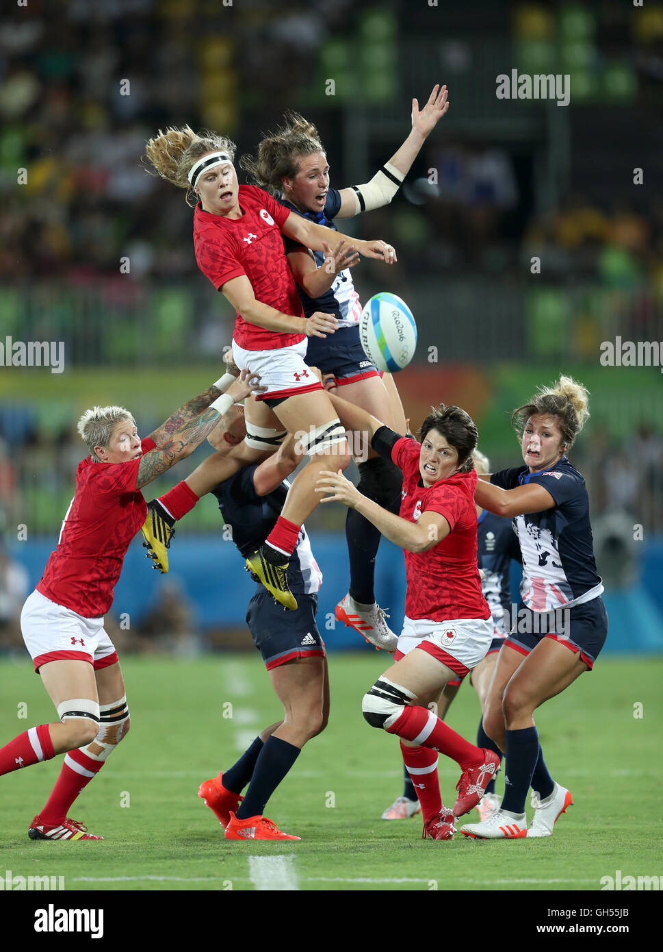 La Gran Bretagna è Emily Scarratt è sollevato per un line-out durante il Rugby Sevens medaglia di bronzo corrispondono all'Deodoro Stadium il terzo giorno del Rio Giochi Olimpici, Brasile. Foto Stock