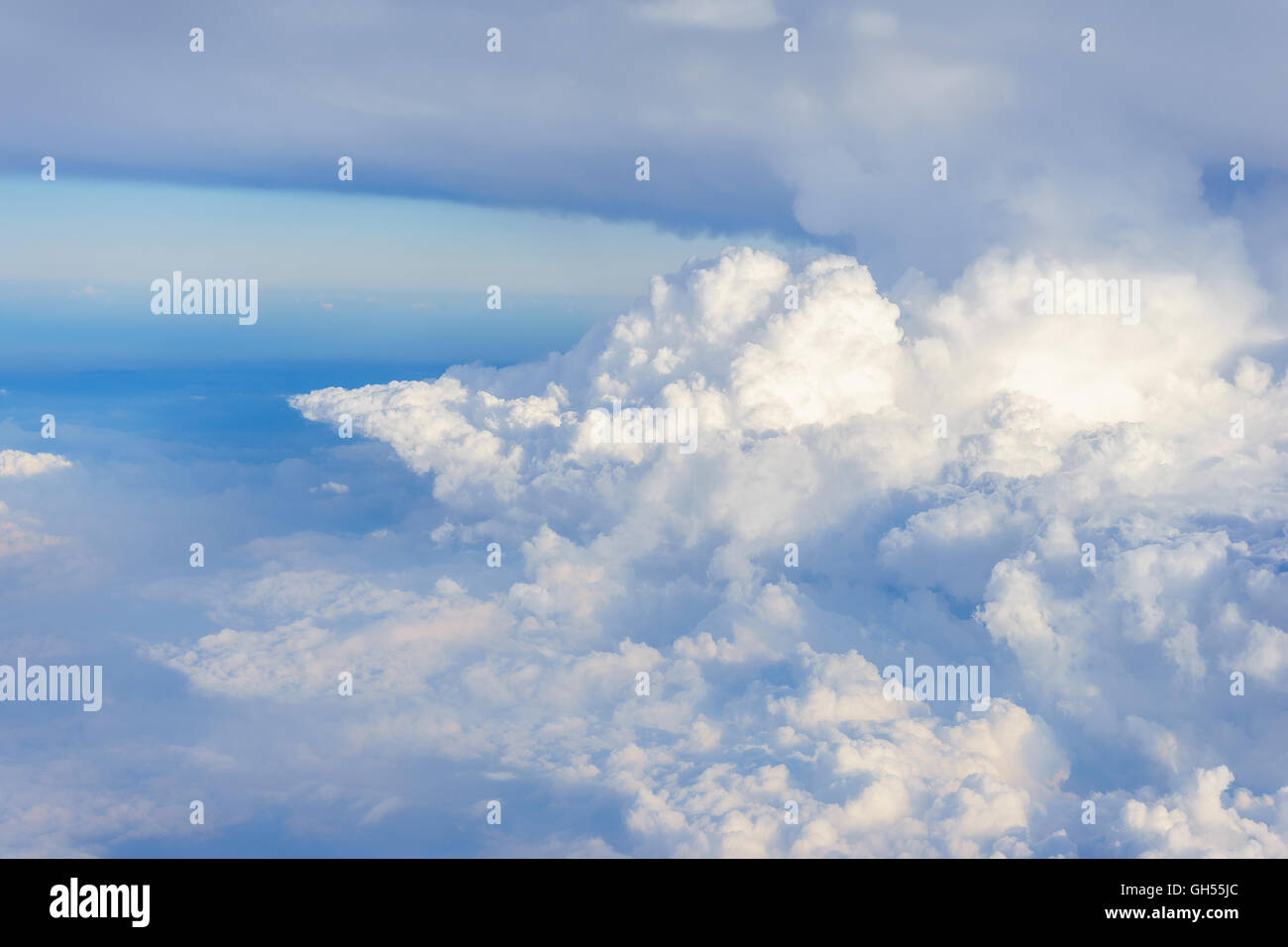 Il cielo blu con nuvole bianche vista dall'aereo Foto Stock