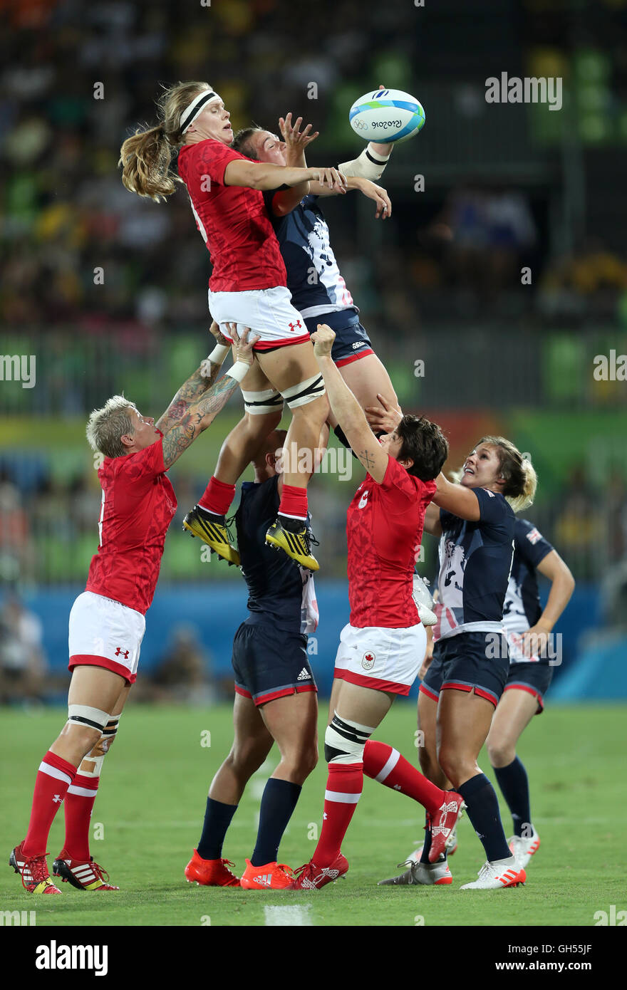 La Gran Bretagna è Emily Scarratt è sollevato per un line-out durante il Rugby Sevens medaglia di bronzo corrispondono all'Deodoro Stadium il terzo giorno del Rio Giochi Olimpici, Brasile. Foto Stock