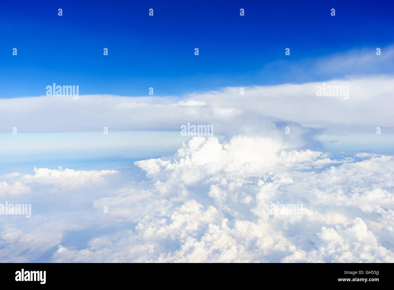 Il cielo blu con nuvole bianche vista dall'aereo Foto Stock