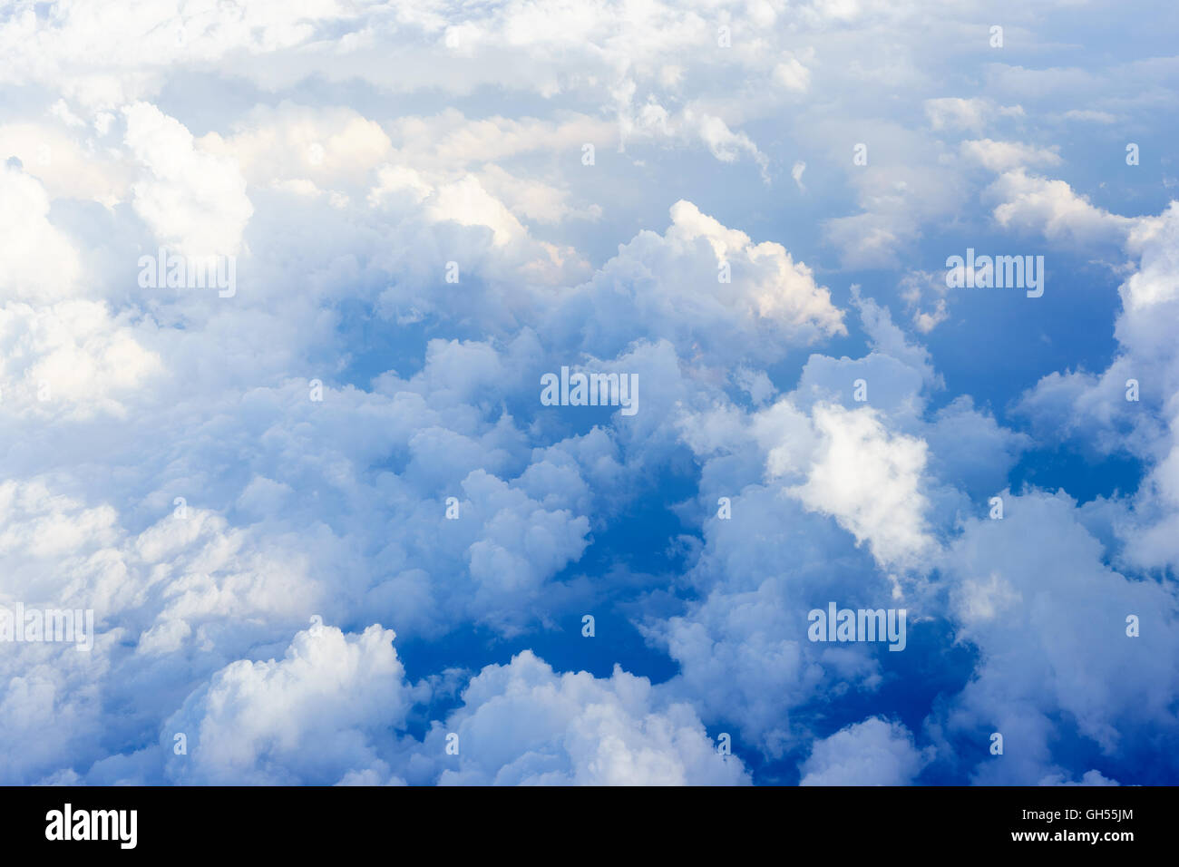 Il cielo blu con nuvole bianche vista dall'aereo Foto Stock