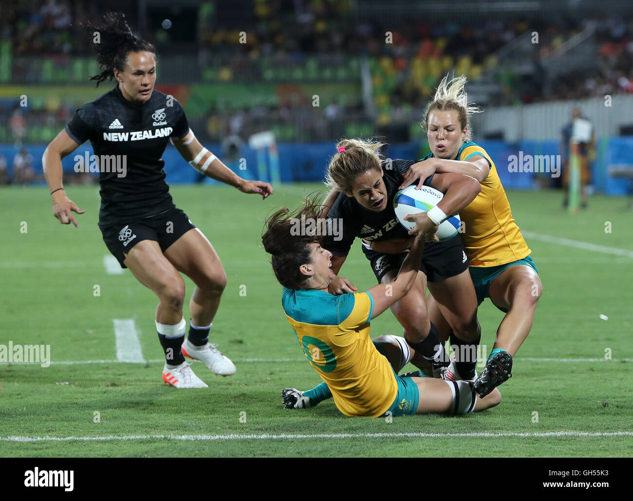 Nuova Zelanda Kayla McAlister punteggi a provare durante il Rugby Sevens medaglia d oro corrispondono all'Deodoro Stadium il terzo giorno del Rio Giochi Olimpici, Brasile. Foto Stock
