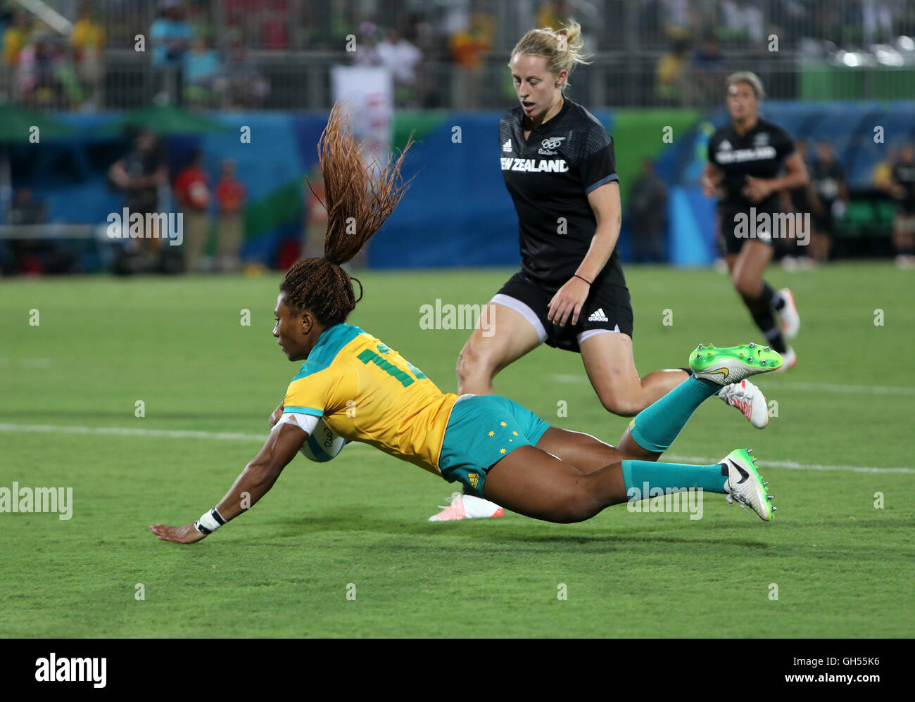 Australia Ellia punteggi verde a provare durante il Rugby Sevens medaglia d oro corrispondono all'Deodoro Stadium il terzo giorno del Rio Giochi Olimpici, Brasile. Foto Stock