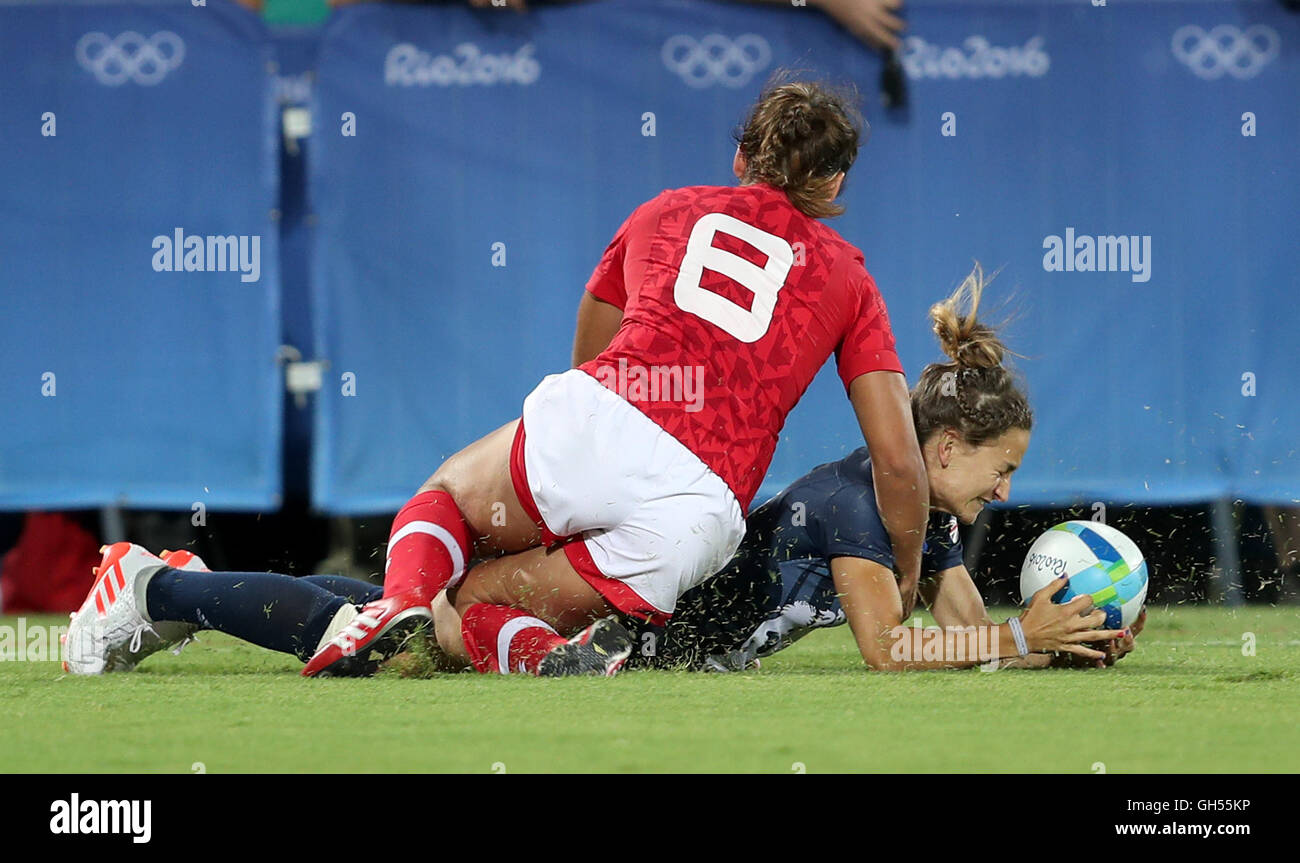 Gran Bretagna Jasmine Joyce punteggi a provare durante il Rugby Sevens medaglia di bronzo corrispondono all'Deodoro Stadium il terzo giorno del Rio Giochi Olimpici, Brasile. Foto Stock