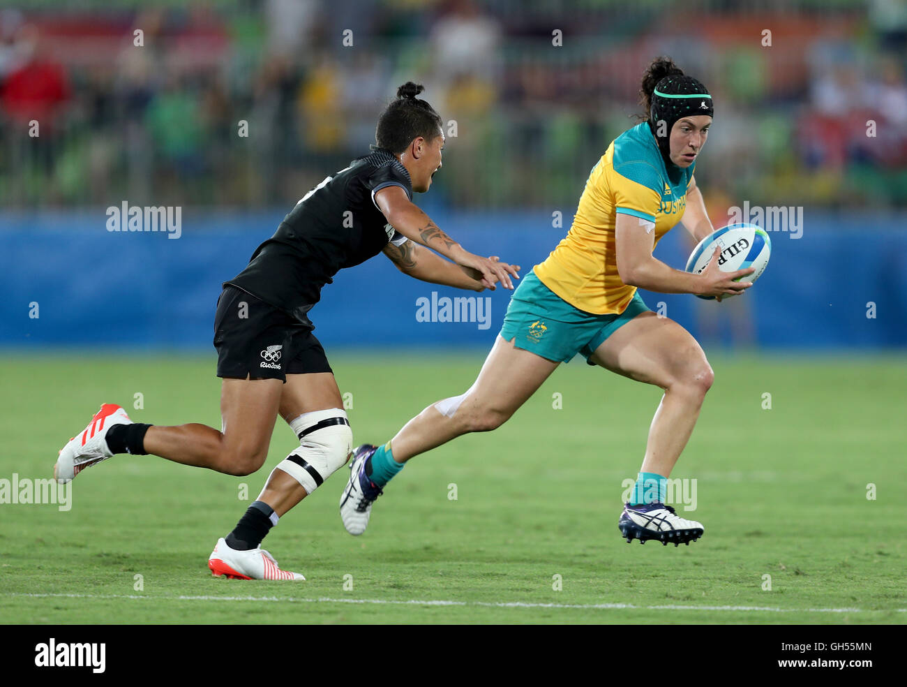 Australia Emilee Cherry (destra) viene affrontato nel corso del rugby sevens medaglia d oro corrispondono all'Deodoro Stadium il terzo giorno del Rio Giochi Olimpici, Brasile. Foto Stock