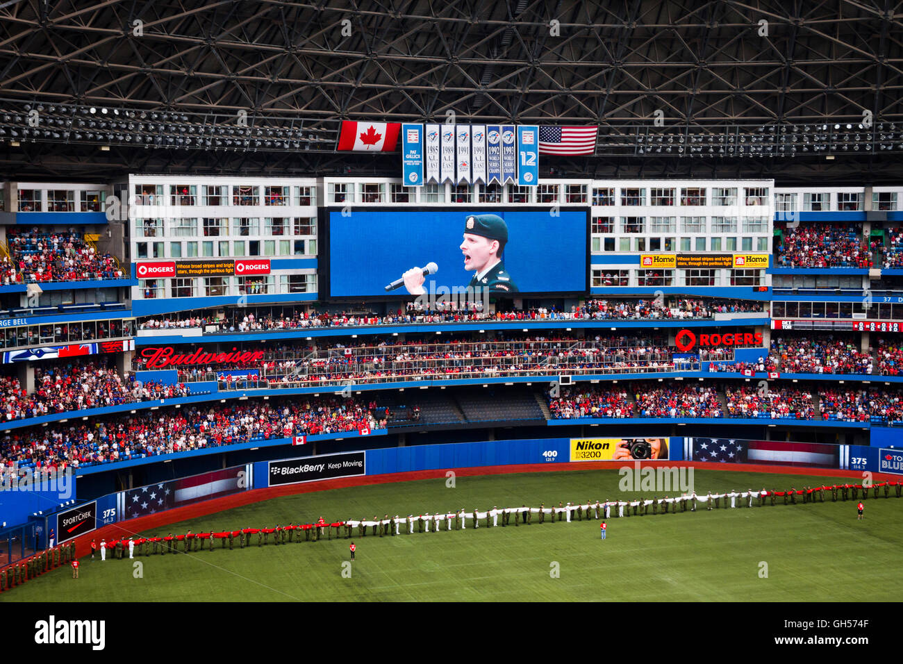 Il team 'inni nazionali sono cantate come una bandiera canadese è laminato sul Canada giornata presso il Rogers Centre a Toronto in Canada. Foto Stock