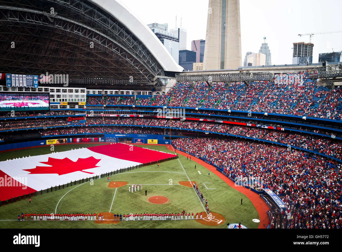 Il team 'inni nazionali sono cantate come una bandiera canadese è laminato sul Canada giornata presso il Rogers Centre a Toronto in Canada. Foto Stock