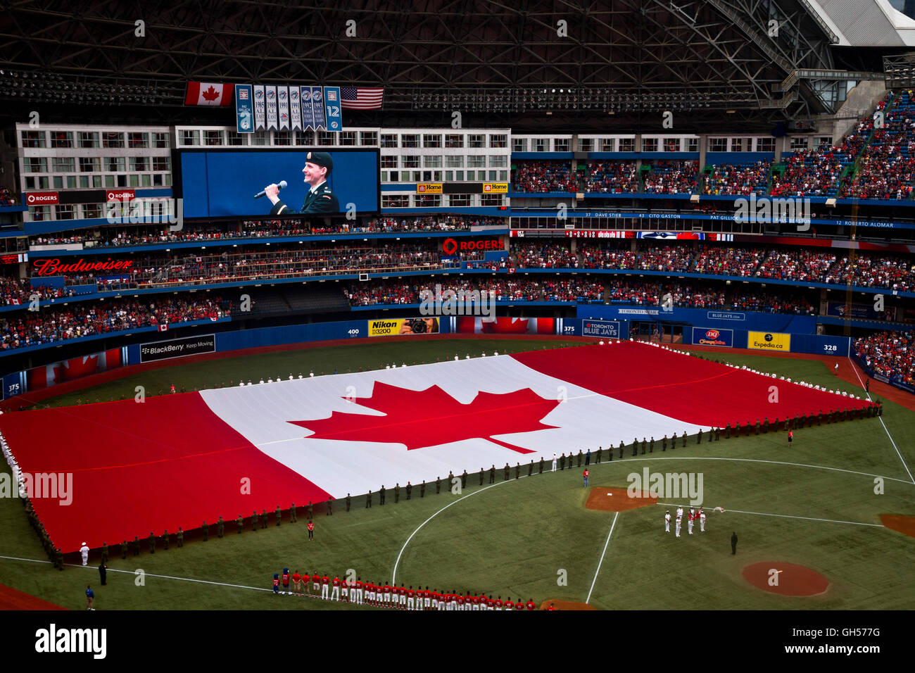 Il team 'inni nazionali sono cantate come una bandiera canadese è laminato sul Canada giornata presso il Rogers Centre a Toronto in Canada. Foto Stock
