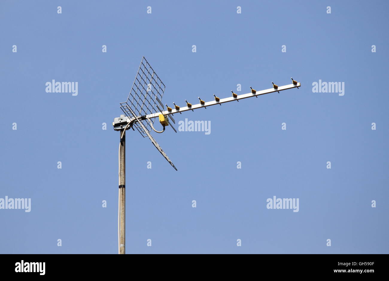 Antenna TV su un cielo blu sullo sfondo Foto Stock