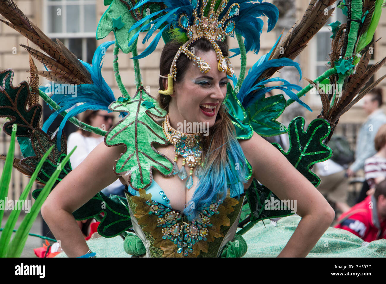 Donna in costume brasiliano prendendo parte al 2016 Bath Street Carnevale, REGNO UNITO Foto Stock