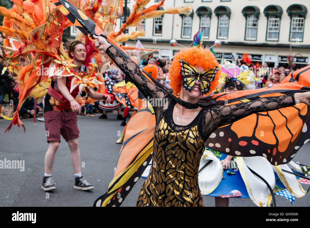 La gente in costume prendendo parte al 2016 Bath Street sfilata di carnevale, REGNO UNITO Foto Stock