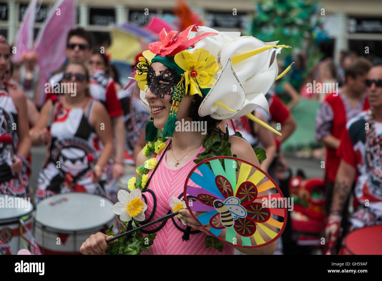 Donna in costume elaborato prendendo parte al 2016 Bath Street Carnevale, REGNO UNITO Foto Stock