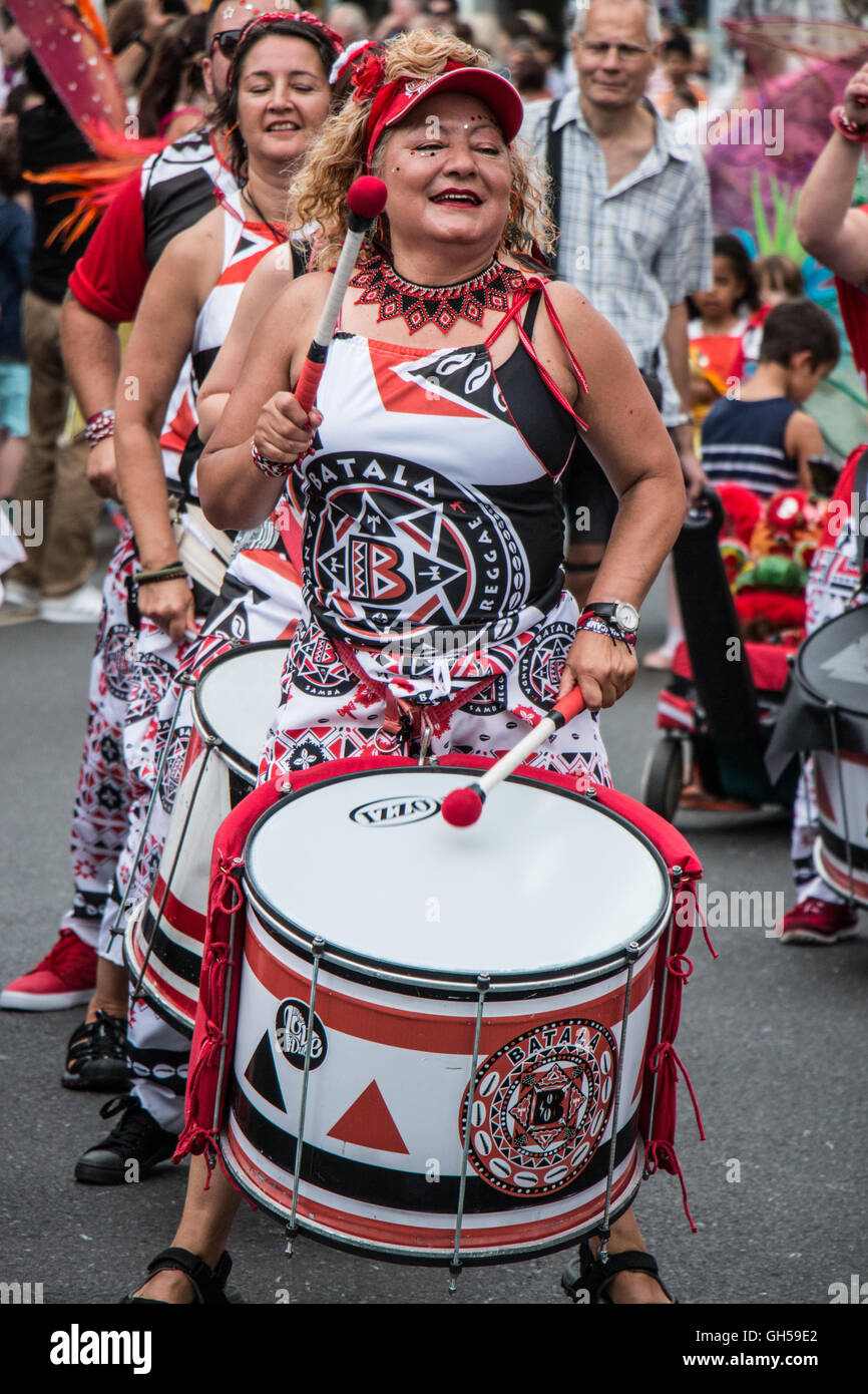 Batala batterista prendendo parte al 2016 Bath Street Carnevale, REGNO UNITO Foto Stock