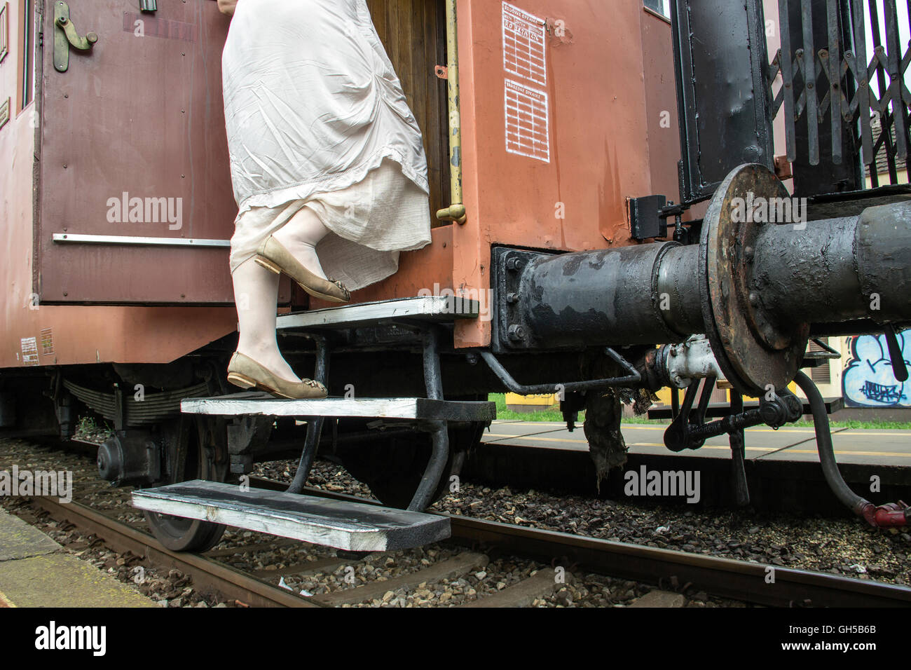 Sremski Karlovci, Serbia - Lady traveler entrando in una ferrovia trasporto passeggeri da 1930s Foto Stock