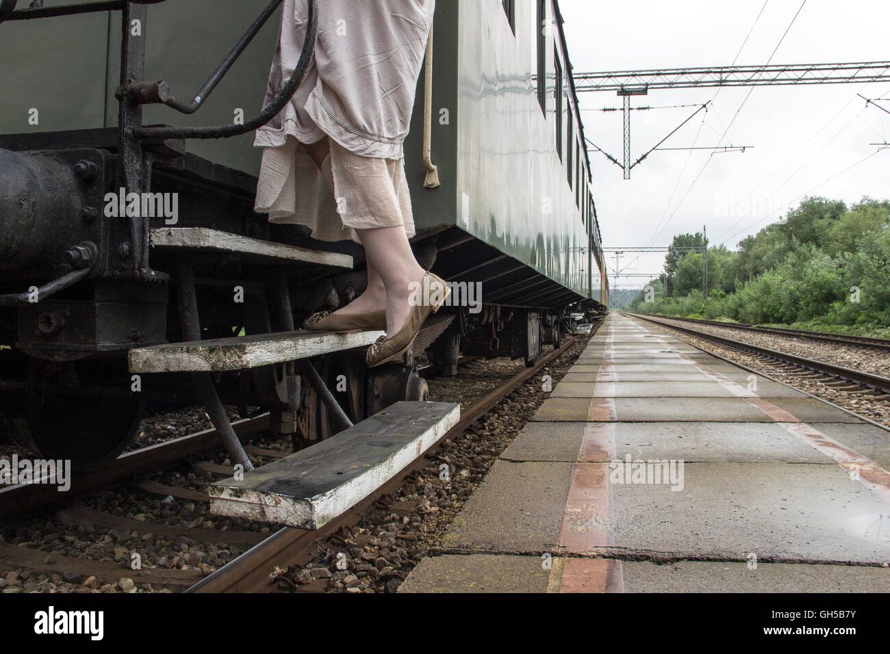 Sremski Karlovci, Serbia - Lady traveler entrando in una ferrovia trasporto passeggeri da 1930s Foto Stock