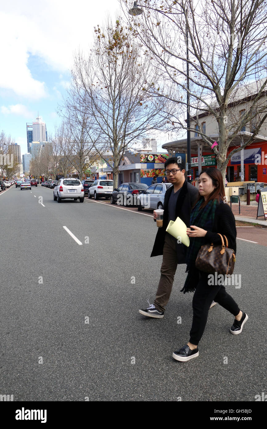 Paio di aspetto asiatico attraversando William Street, area di Chinatown di Northbridge, Perth, Western Australia. No signor o PR Foto Stock