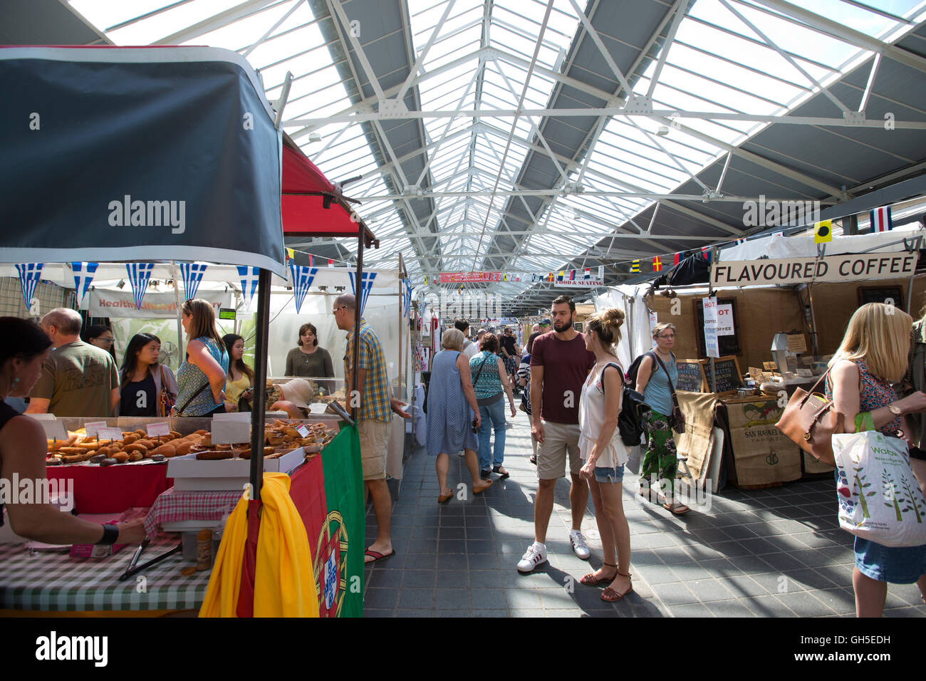 Mercato di Greenwich e colorato mercato locale nel sud-est di Londra, indipendente delle bancarelle che vendono arti e mestieri e il cibo Foto Stock