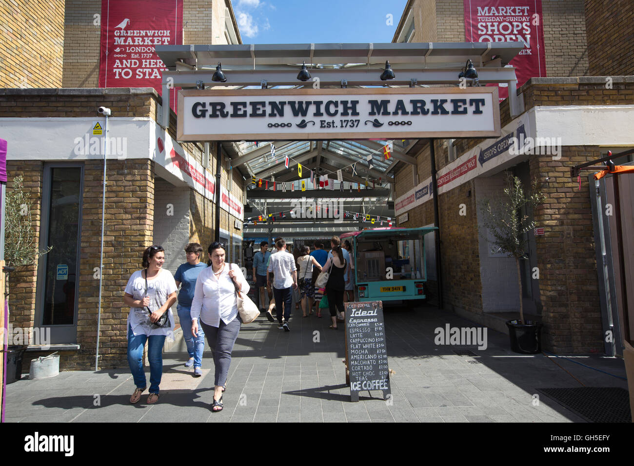 Mercato di Greenwich e colorato mercato locale nel sud-est di Londra, indipendente delle bancarelle che vendono arti e mestieri e il cibo Foto Stock