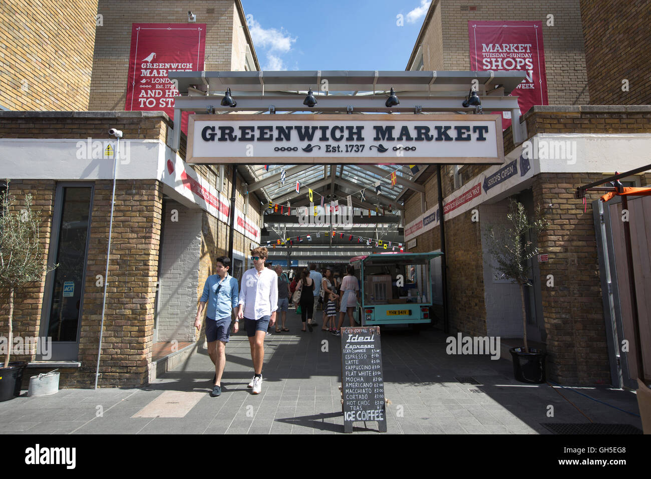 Mercato di Greenwich e colorato mercato locale nel sud-est di Londra, indipendente delle bancarelle che vendono arti e mestieri e il cibo Foto Stock