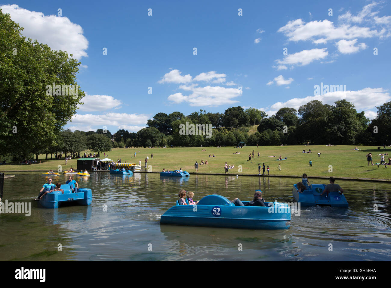 Le persone che si godono la calda estate meteo in Greenwich Park, a sud-est di Londra, Inghilterra, Regno Unito Foto Stock