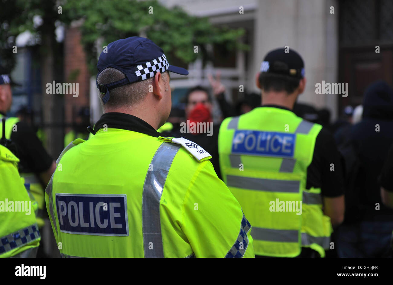 Membri della Nottingham Anti-Fascism gruppo sono isolati da un cordone di polizia come manifestanti dal gruppo di estrema destra EDL (Inglese Lega della Difesa) raccogliere nella città di Nottingham. Nottinghamshire polizia cordoned fuori dal centro città strade come il gruppo ha fatto il loro modo dal Castello Wharf al centro della citta'. Foto Stock