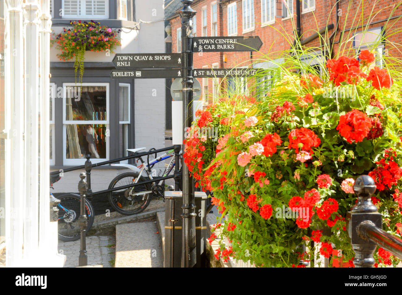 Floral street decorazioni in costa sud città di Lymington, Hampshire, Regno Unito. Foto Stock