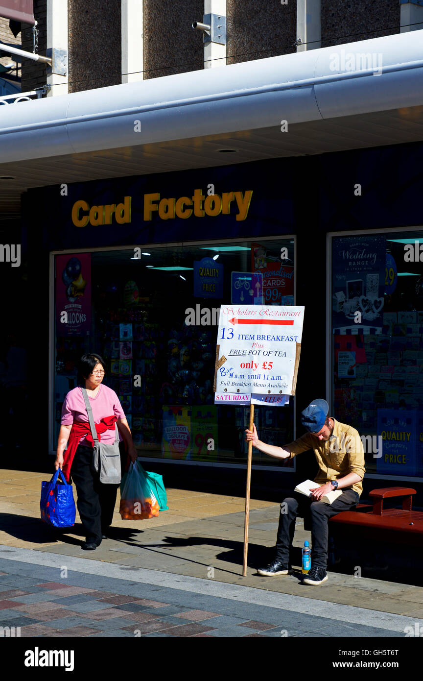 Giovane Azienda fino in segno pubblicità colazioni e una caffetteria locale, Darlington, County Durham, England Regno Unito Foto Stock